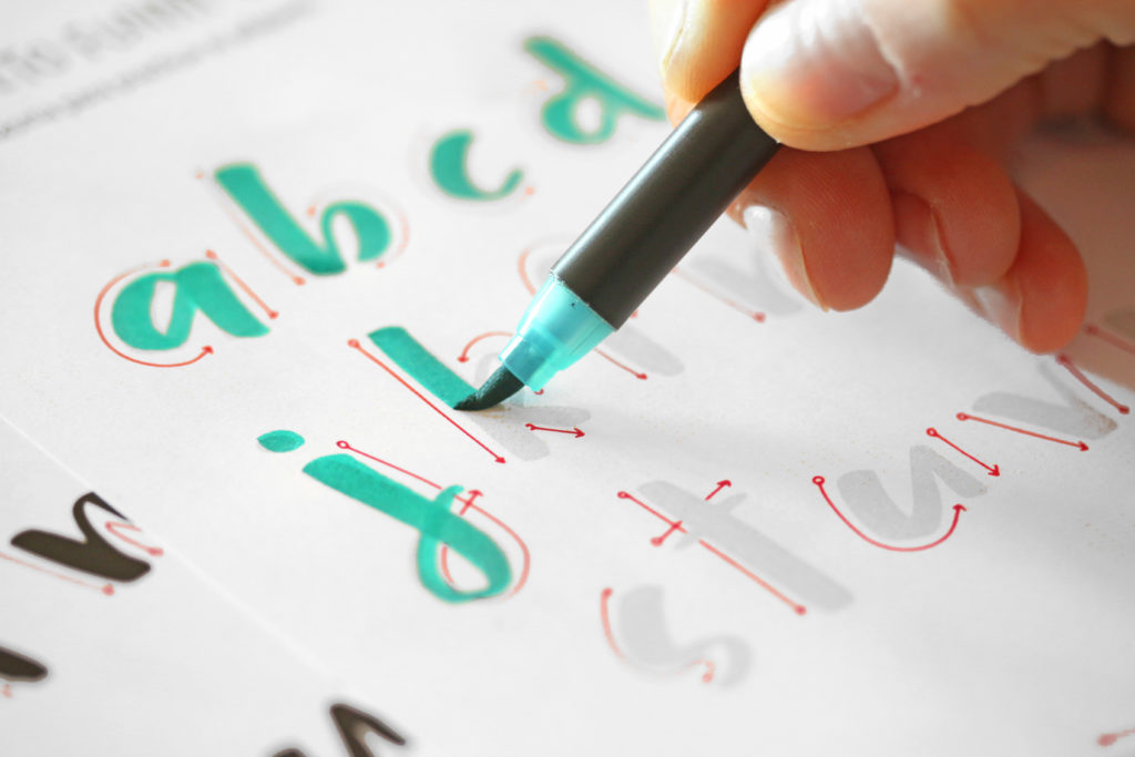 Plantilla para practicar lettering con alfabeto creado por Project Party Studio