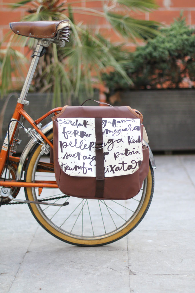 alforjas bicicleta lettering garrotxa